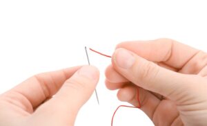 How To Thread A Needle | 7 Easy Methods That Actually Work | Clothing ...