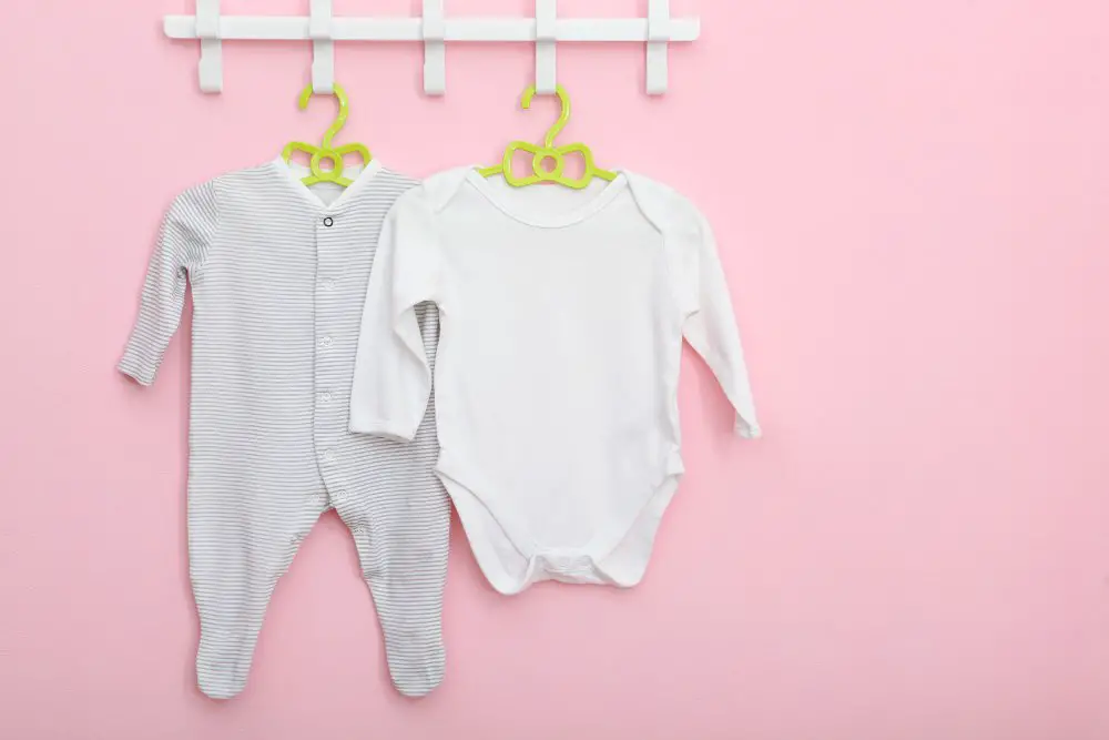 Complete Newborn Onesies & Bodysuits Guide: Essential Styles and Features for Your Baby's Comfort