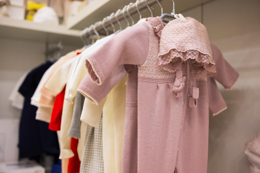 Top sustainable baby clothing brands and shopping guide featuring eco-friendly baby fashion brands and ethical shopping tips