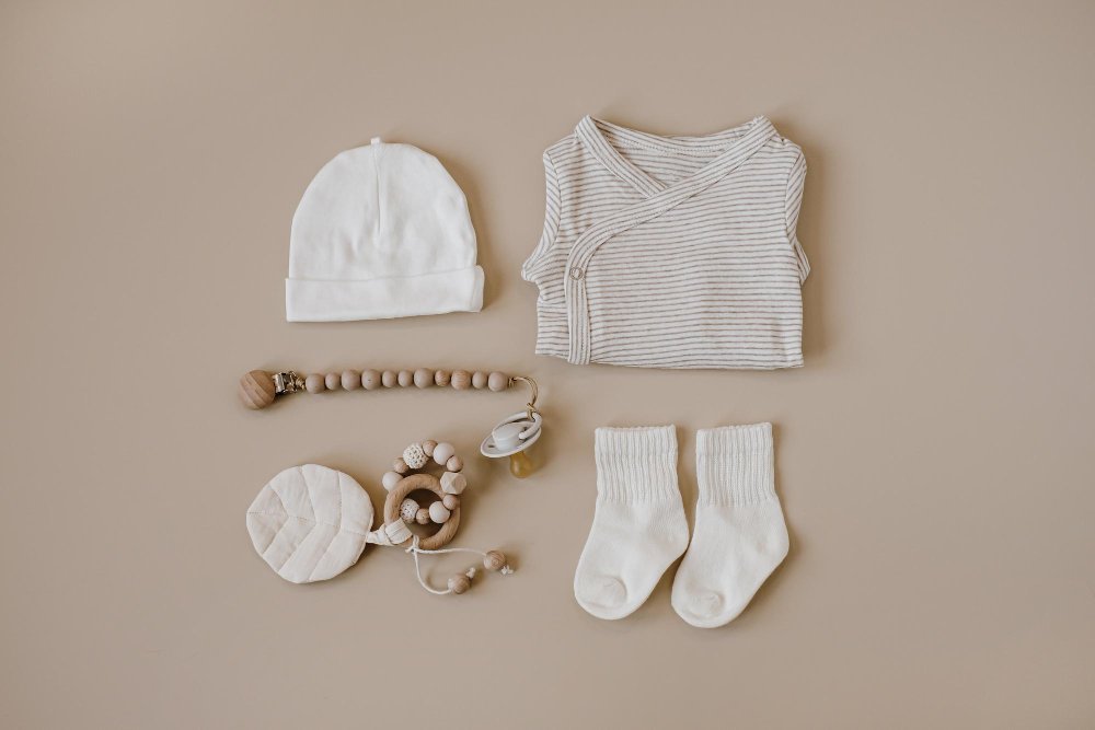Size chart and measurement guide for preemie clothing showing different weight categories and clothing dimensions
