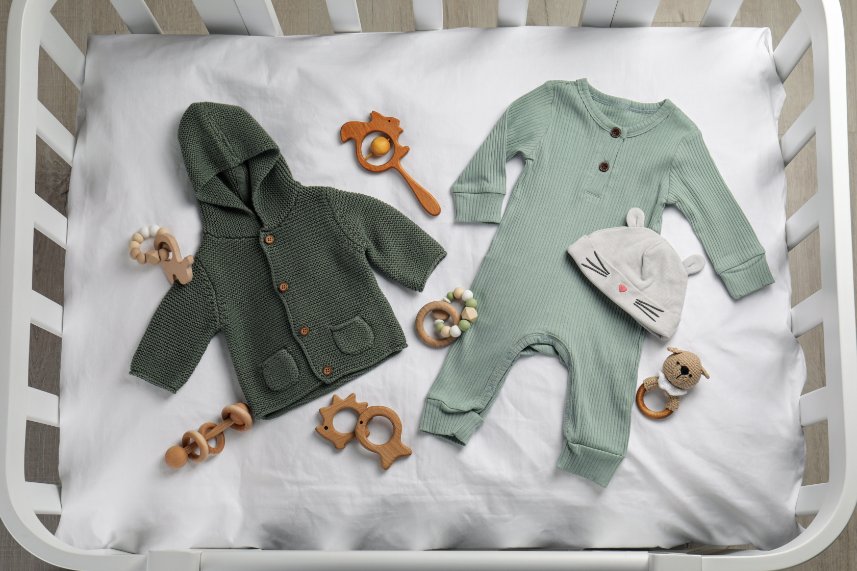 Visual comparison showing newborn vs infant clothing sizes with measurement guidelines