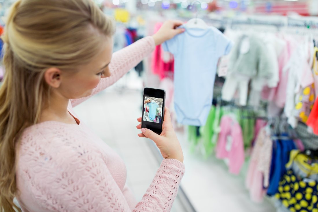 Guide to smart baby clothes buying strategies including budget planning and size selection tips