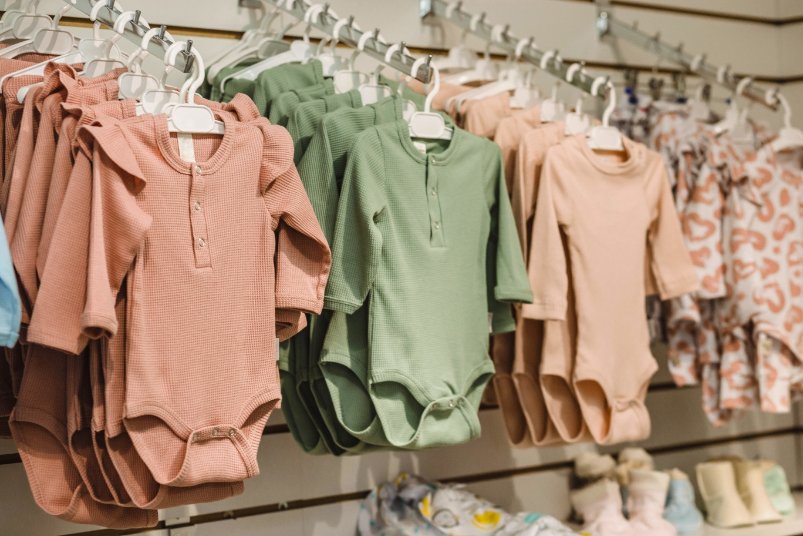 Smart shopping strategy for baby clothes showing price tags, seasonal sales, and budget-friendly baby clothing options