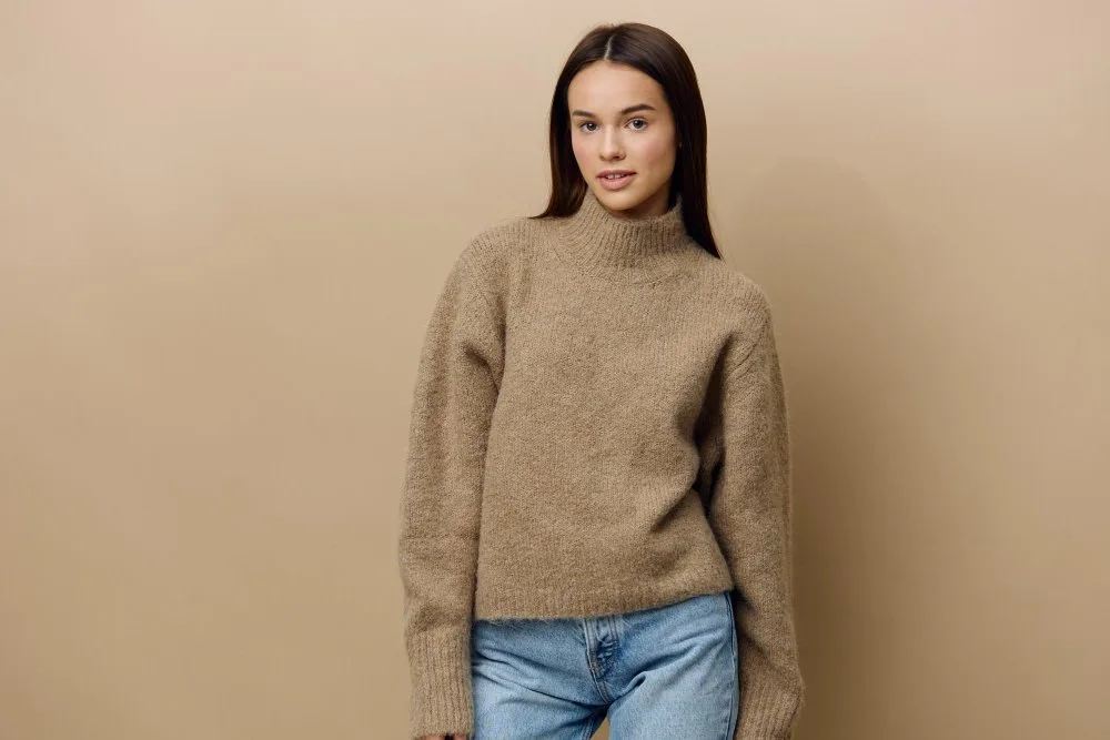 Turtleneck sweater fashion example