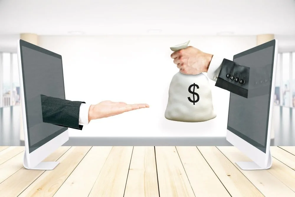 Visual comparison of fee structures between Vinted and eBay platforms