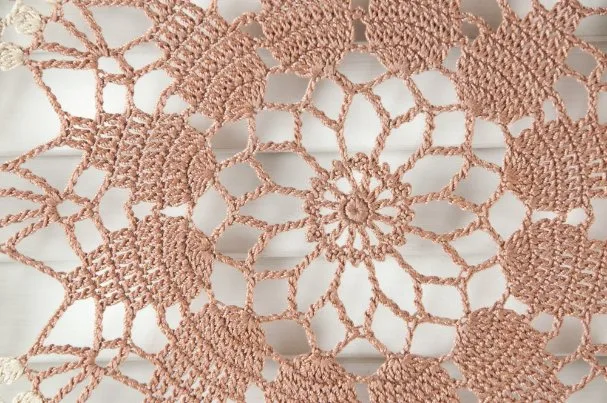 Comparison of different lace-making techniques showing tatting, crochet, and other methods side by side