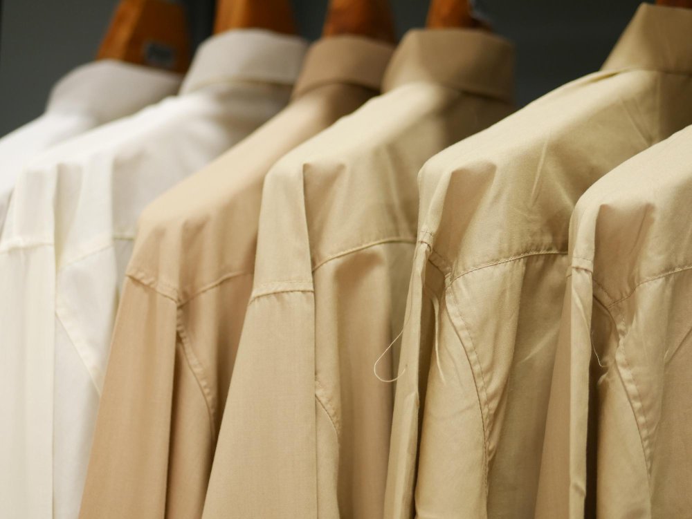 Quality assessment guide for broadcloth cotton fabric showing how to identify high-quality material and evaluate different grades
