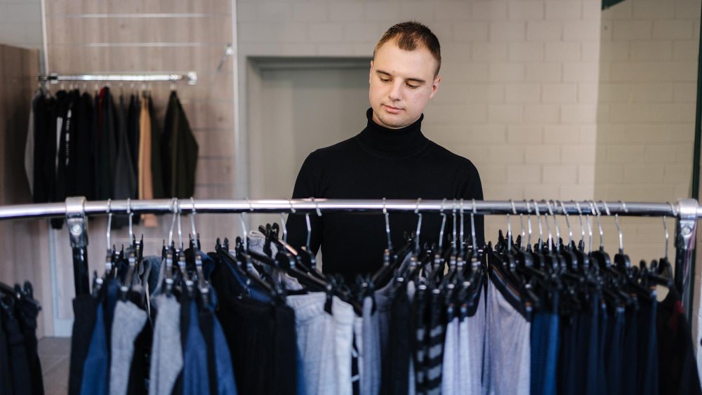 Buying guide and quality tips for chambray clothing showing fabric samples and quality indicators