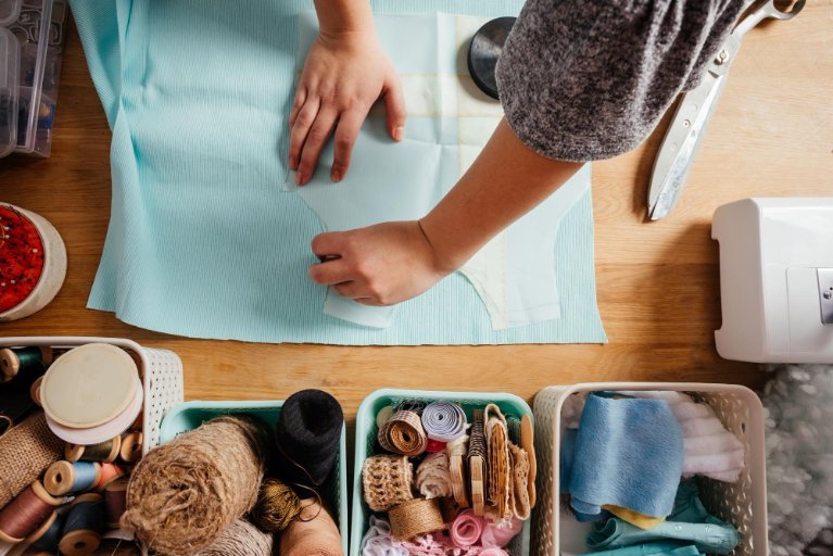 Easy sewing projects for beginners including pillowcases, bags, and simple crafts