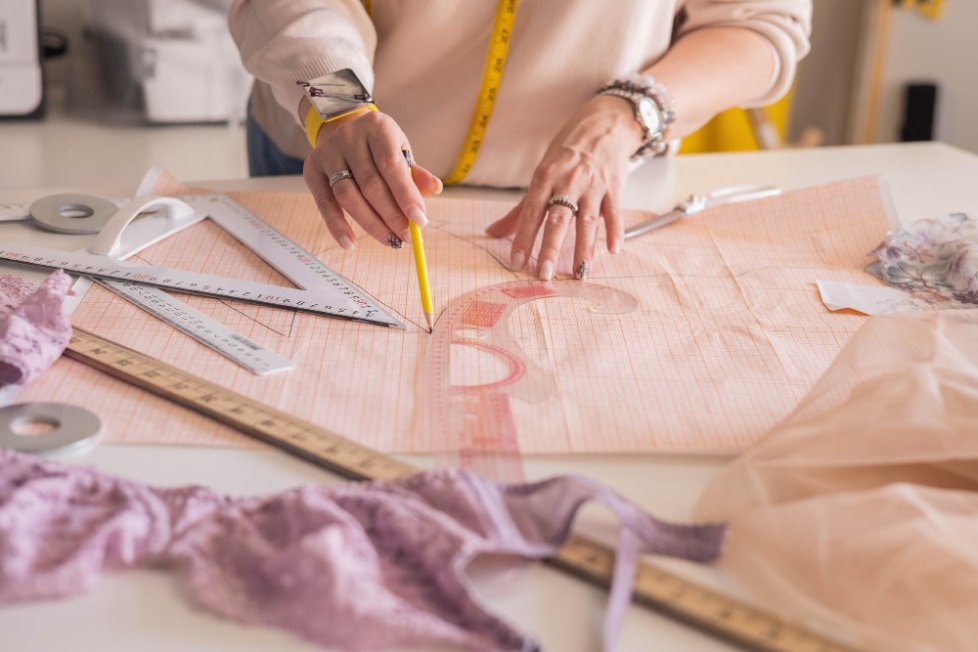 Free sewing patterns and resources including digital downloads, tutorials, and pattern libraries