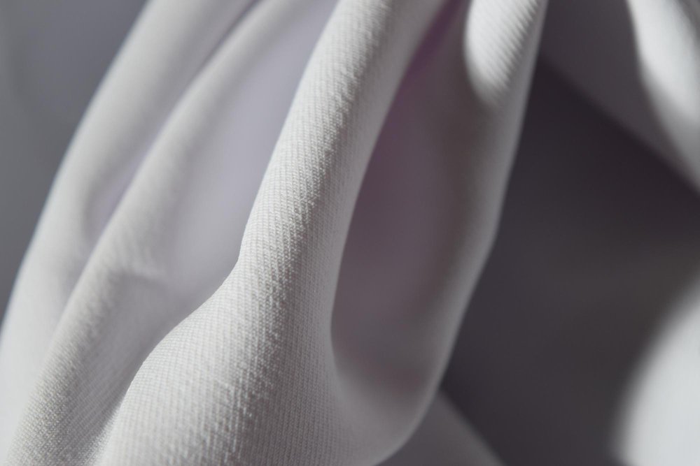 Key characteristics and properties of broadcloth cotton fabric showing texture, weight, and breathability features