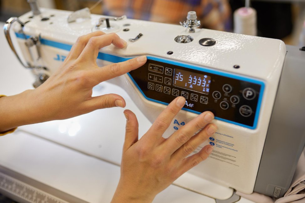 Comparison between computerized and mechanical sewing machines