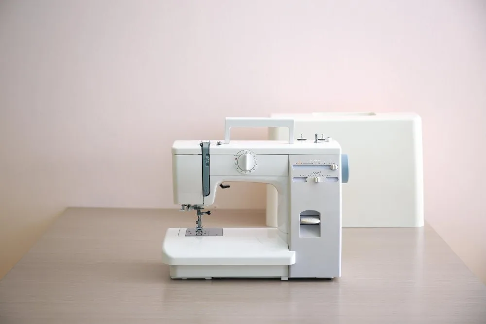 Types of Sewing Machines Explained - Visual comparison of mechanical, electronic, and computerized sewing machines showing their key differences