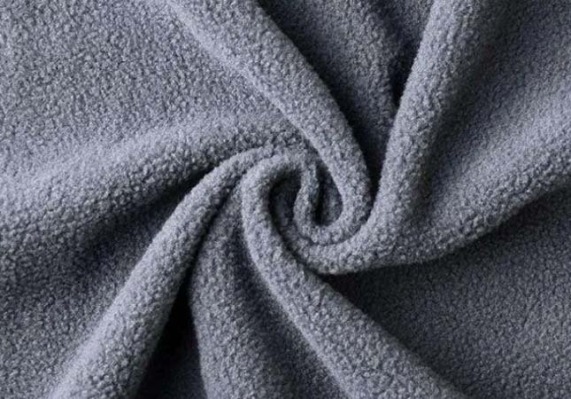 Infographic showing key benefits of fleece fabric including warmth, moisture-wicking, durability, and easy care