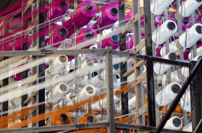 Illustration of chiffon fabric production showing weaving process and S-and-Z-twist technique