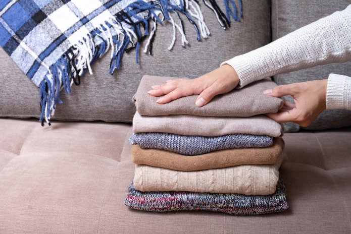 Step-by-step visual guide for washing and caring for fleece fabric including washing machine settings and drying methods