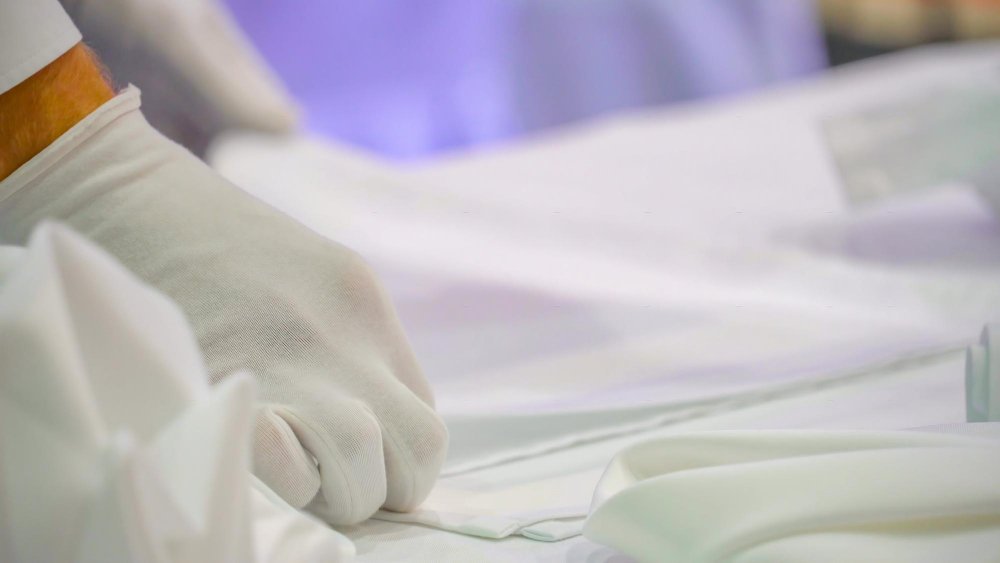 Close examination of cambric fabric quality indicators