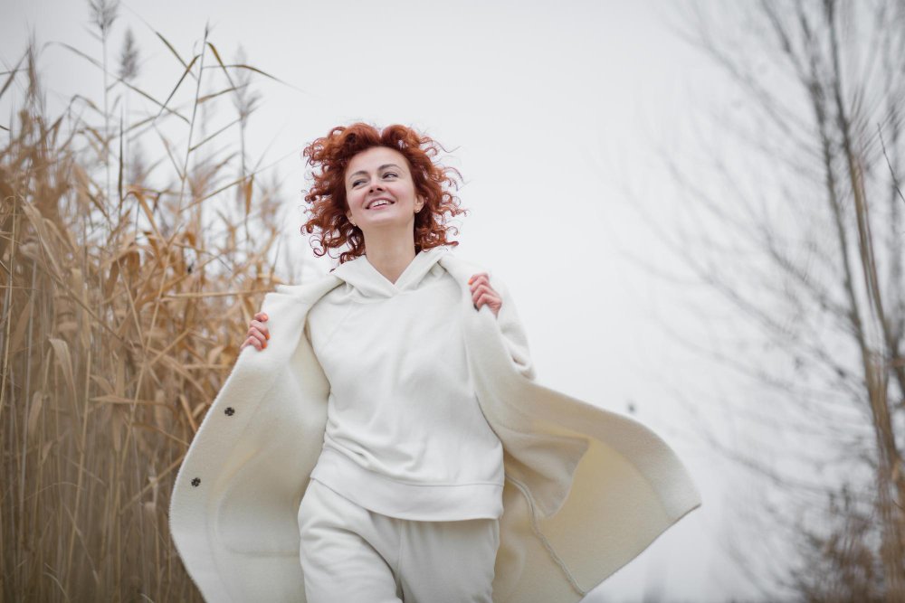 Visual guide showing different ways to style and layer fleece for outdoor activities, casual wear, and urban fashion
