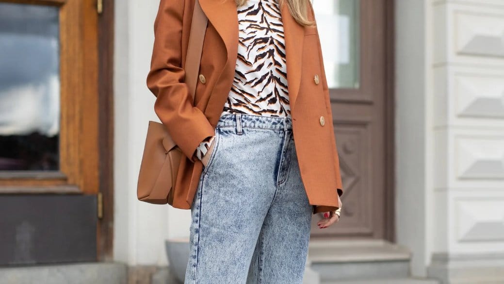 smart casual acid wash jeans outfit with blazer and printed top modern street style fashion