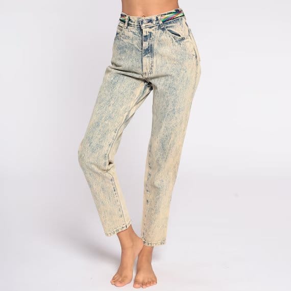 women wearing acid wash denim jeans with high waist fit and light faded wash casual fashion